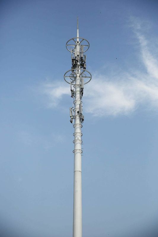 दूरसंचार 36 मीटर ट्यूबलर स्टील टॉवर 4 खंड संयुक्त जस्ती सतह पर्ची: