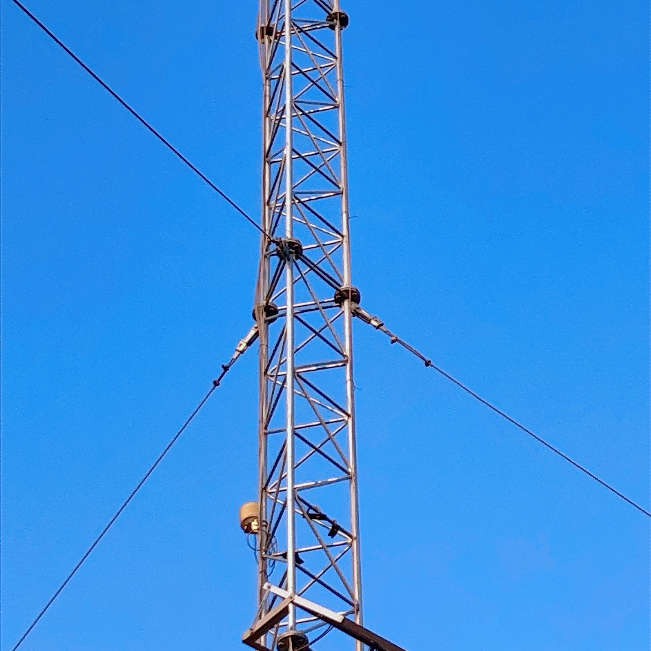 स्टील बार त्रिकोणीय रेडियो टेलीकॉम गयर्ड वायर टॉवर