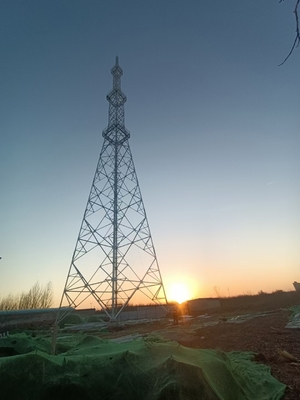 जीएसएम 5जी संचार टावर एफएम रेडियो एंटेना और माइक्रोवेव हाई मास्ट